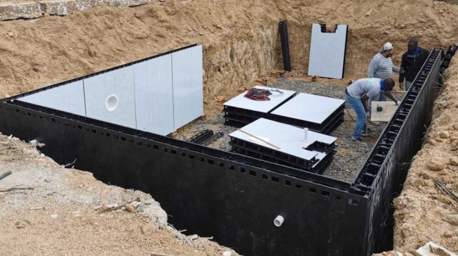 Montaje del encofrado modular de la piscina